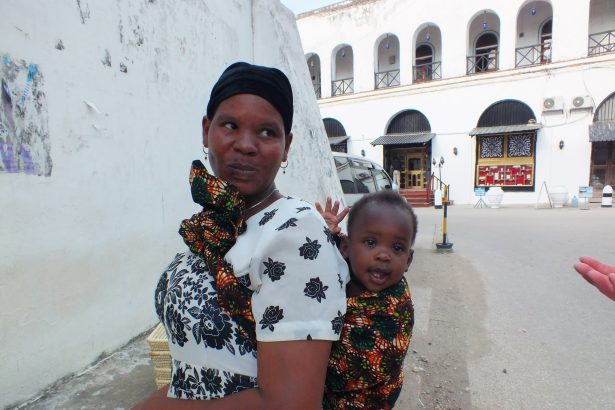 Zanzibar adası'nda sevimli bir ana oğul, Tanzanya