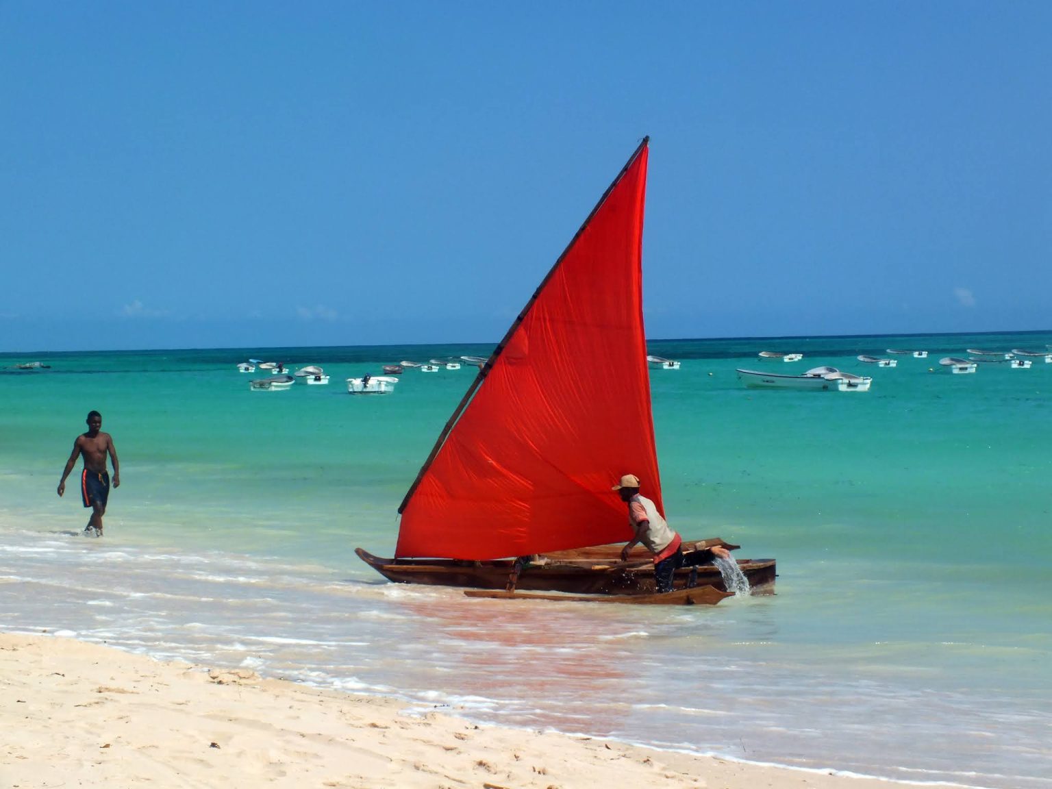 Kizimkazi Plajı ve avdan dönen balıkçılar, Zanzibar, Tanzanya