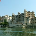 Udaipur göl kıyısında zarif bir şehir