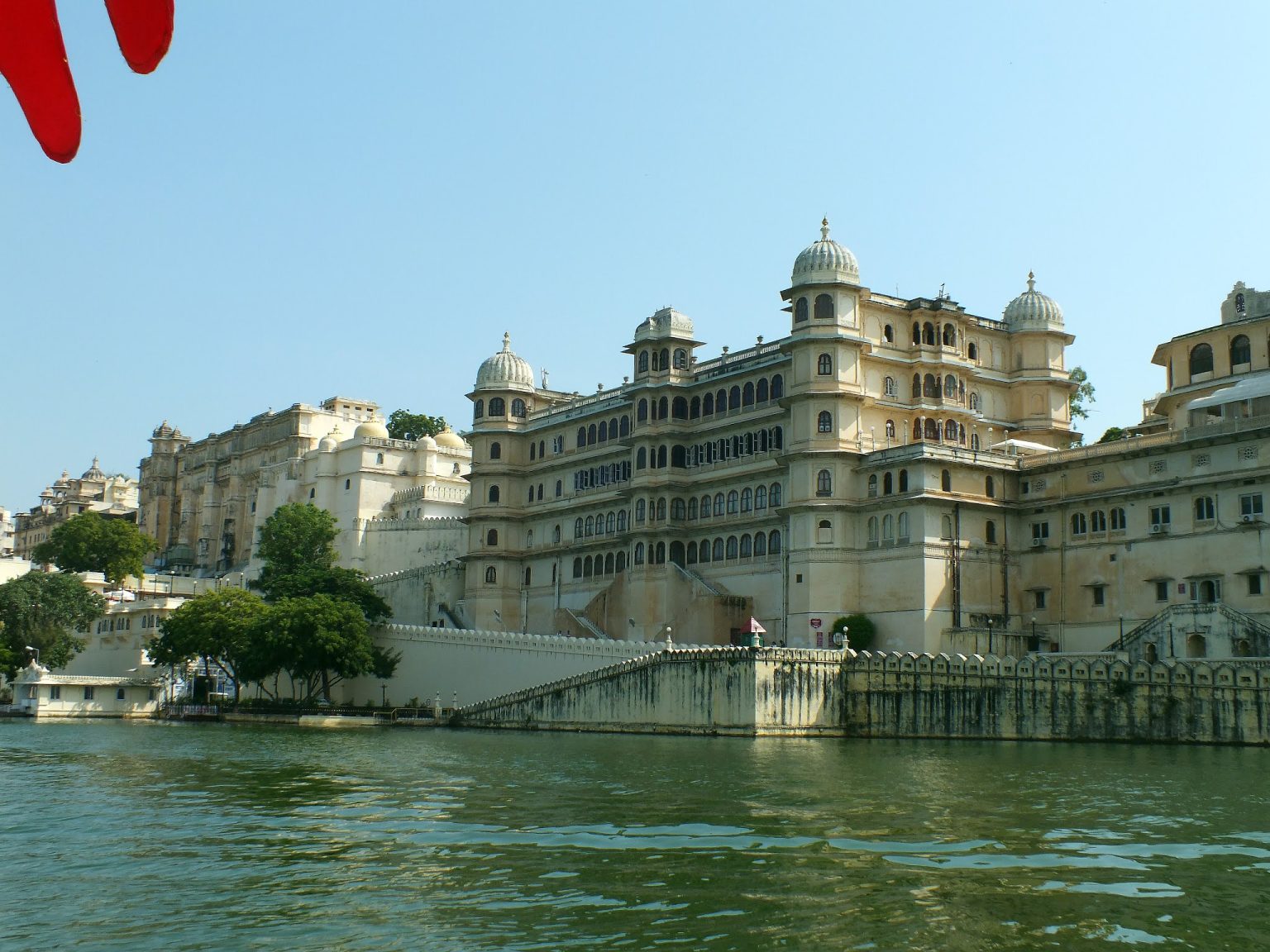 Udaipur göl kıyısında zarif bir şehir