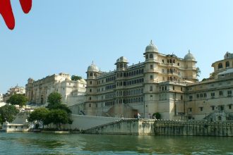 Udaipur göl kıyısında zarif bir şehir