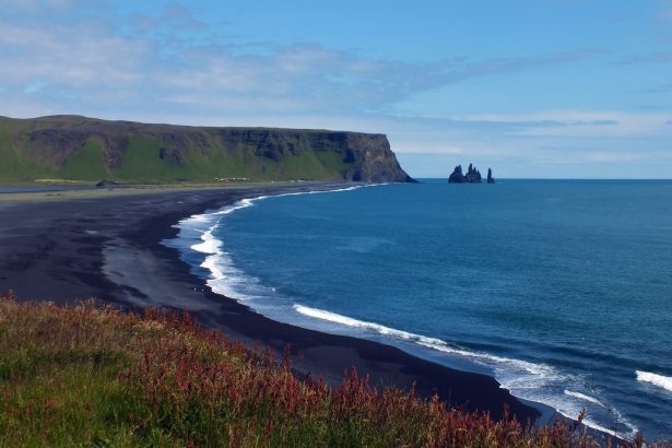 İzlanda sahillerinin kumu simsiyah