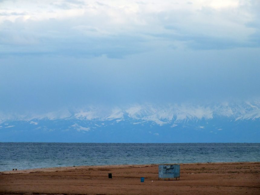 Issık Gölü ve Tanrı Dağları