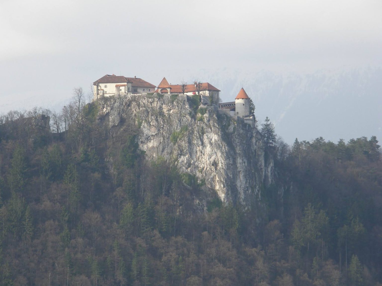 Bled Gölü kıyısındaki manastır, Slovenya