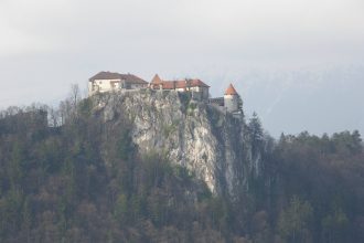 Bled Gölü kıyısındaki manastır, Slovenya