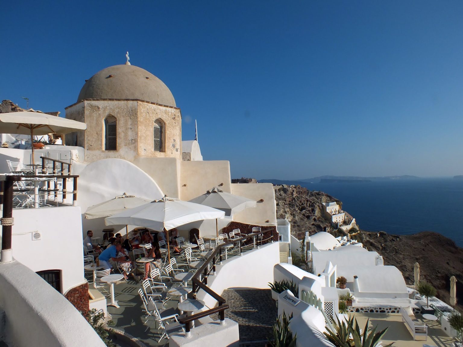 Santorini'nin binaları adanın albenisini arttırıyor