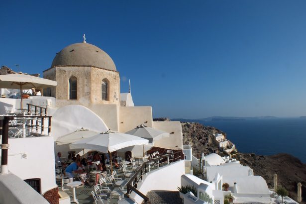 Santorini'nin binaları adanın albenisini arttırıyor