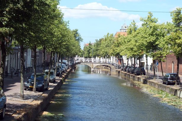 Hollanda kanalların arasına kurulmuş bir ülke