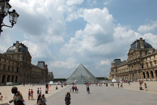 Louvre Müzesi ve önündeki Cam Piramit, Paris