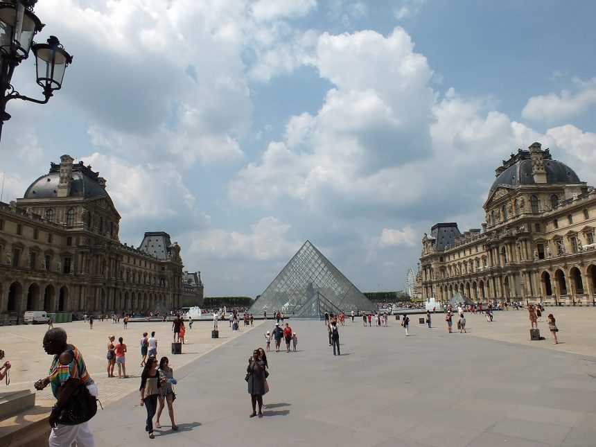 Louvre Müzesi ve önündeki Cam Piramit, Paris