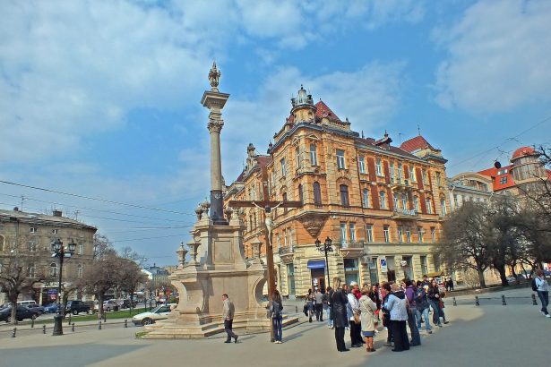 Lviv sokaklarındaki muhteşem binalar