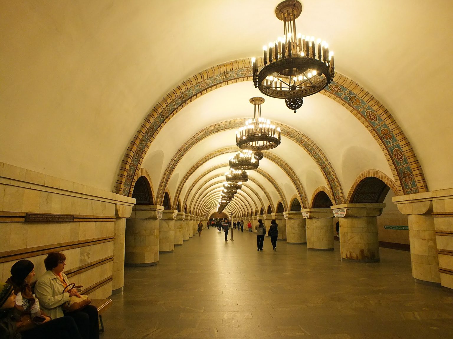 Kiev metrosu bir sanat galerisini andırmakta