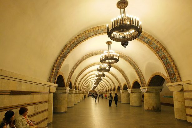 Kiev metrosu bir sanat galerisini andırmakta