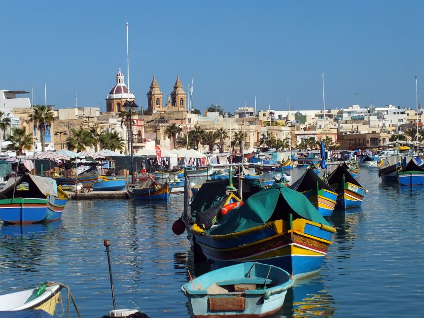Marsaxlokk'ta yerel tekneler, Malta