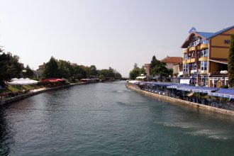 Struga her türlü dertten uzak, cennetten bir köşe izlenimi veriyor
