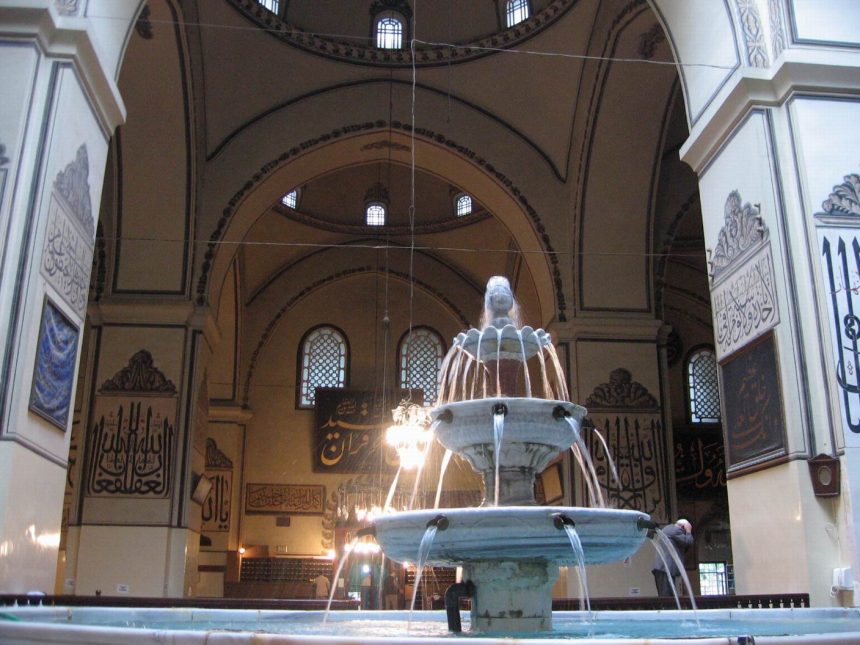 Bursa Ulu Camii'nin içi