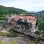 Meteora'daki manastırlar tepelerin zirvelerine kurulmuş