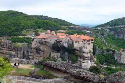 Meteora'daki manastırlar tepelerin zirvelerine kurulmuş