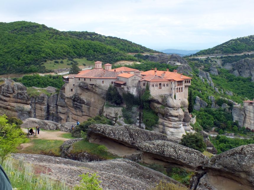Meteora'daki manastırlar tepelerin zirvelerine kurulmuş
