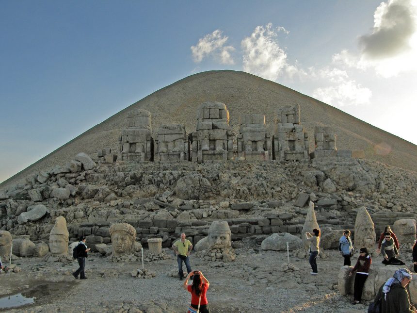 Nemrud Dağı ve heykeller
