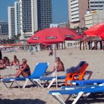 Tel Aviv Sahillerinde bir top model Bar Rafaeli