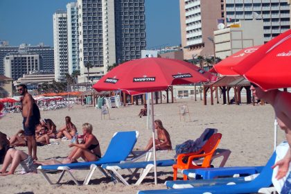 Tel Aviv Sahillerinde bir top model Bar Rafaeli