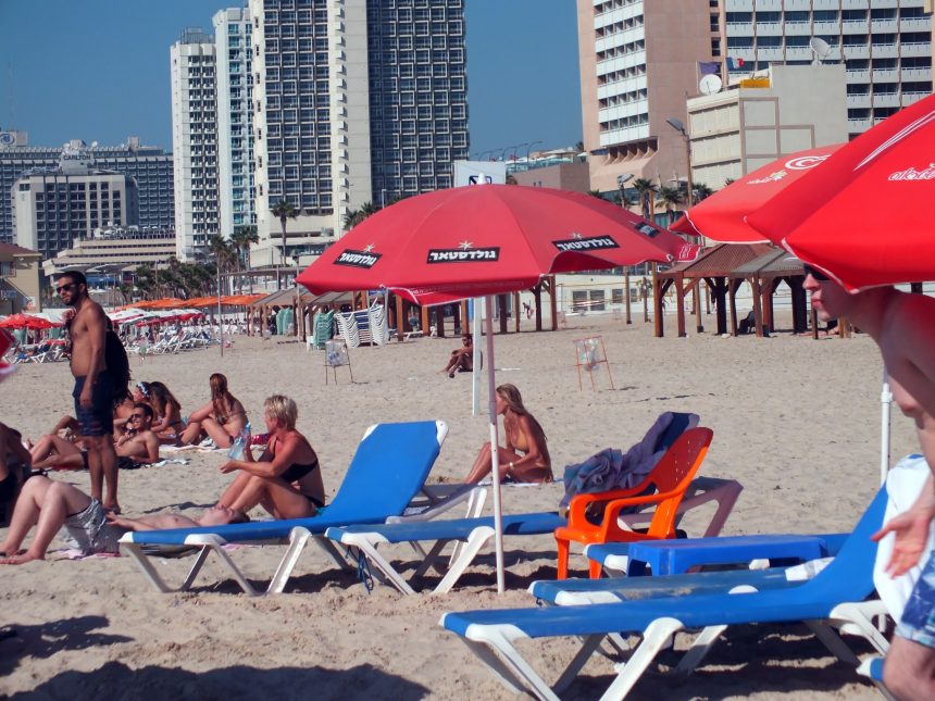 Tel Aviv Sahillerinde bir top model Bar Rafaeli