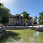 Bolo Havz Camii ve önünde duran minaresi, Buhara