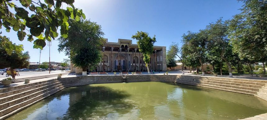 Bolo Havz Camii ve önünde duran minaresi, Buhara