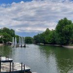 Almatı Merkez Park içindeki gölet