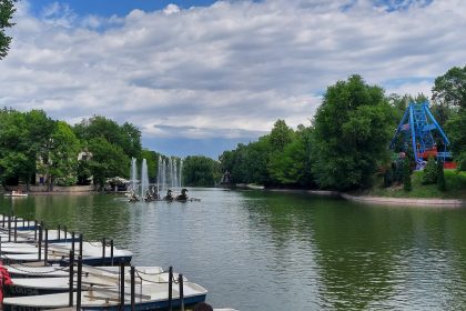 Almatı Merkez Park içindeki gölet