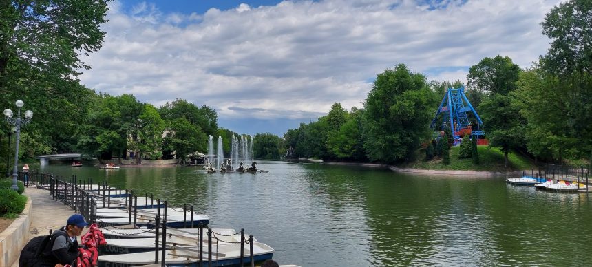 Almatı Merkez Park içindeki gölet